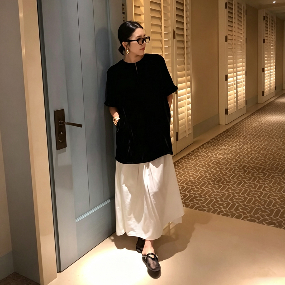 13841550.【雅薇吉】明星同款真丝丝绒黑白撞色拼接设计感休闲连衣裙