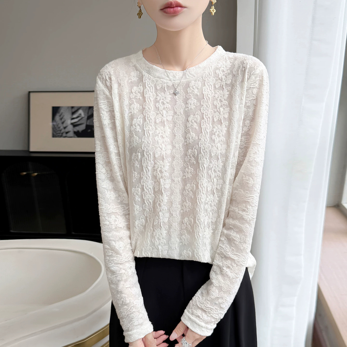 13850175.丹芙娅设计感长袖圆领t恤百搭内搭打底衫提花镂空秋季新款上衣