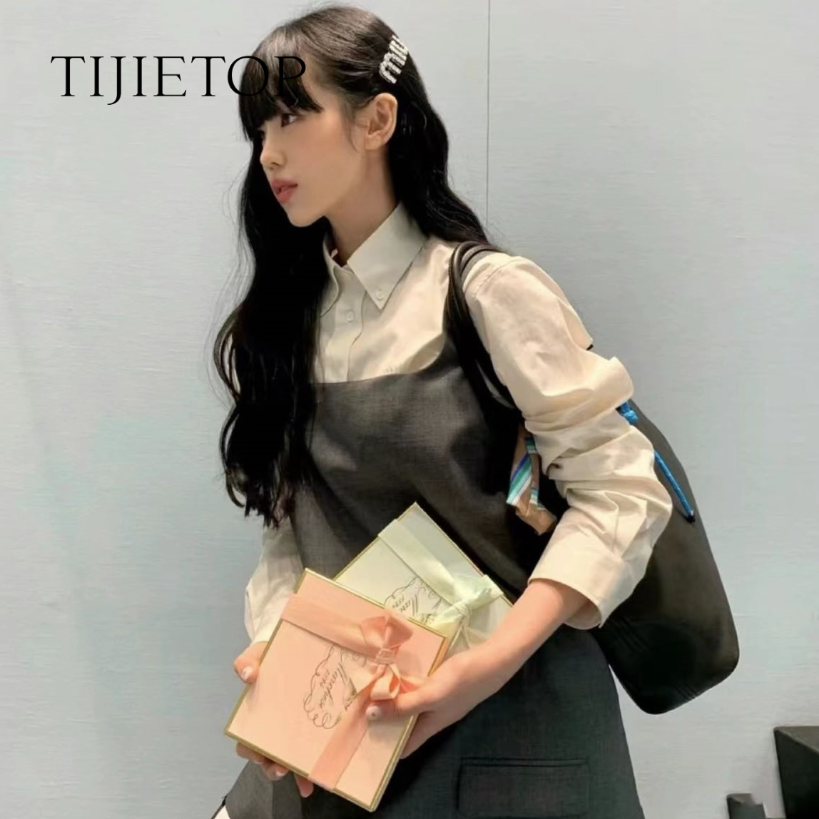 13680563.2026春夏新款高级灰色系刺绣logo减龄背心裙0119207