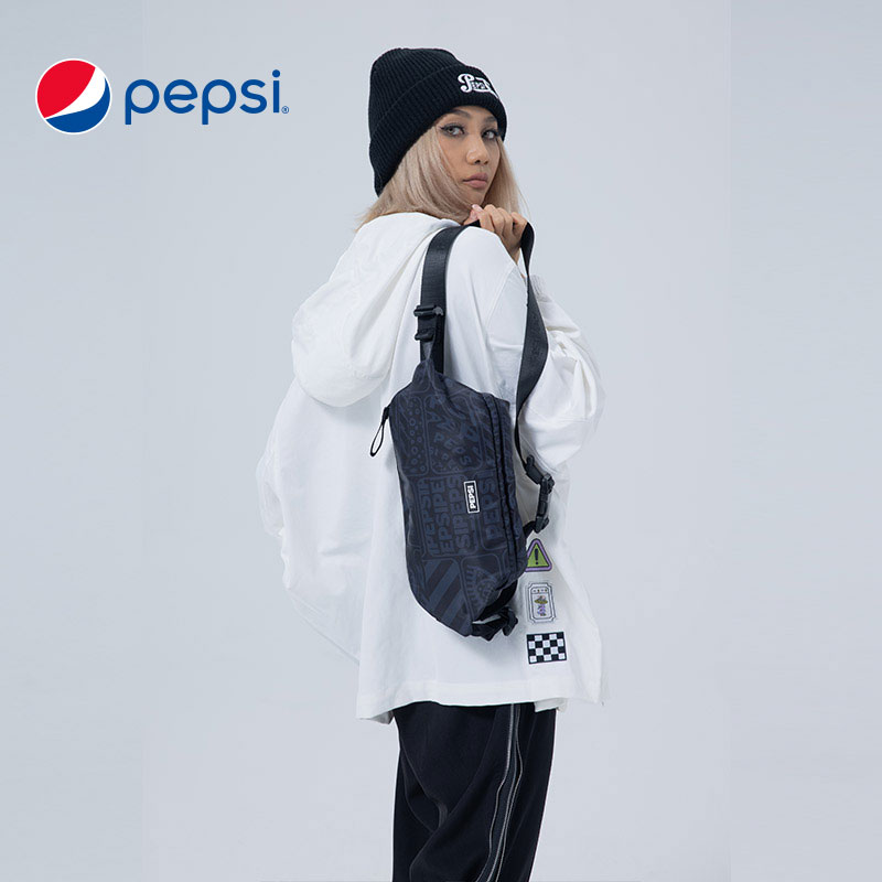 8187693.Pepsi 百事 Funny系列印花涂鸦Logo情侣款 运动潮流百搭胸包大容量 黑色