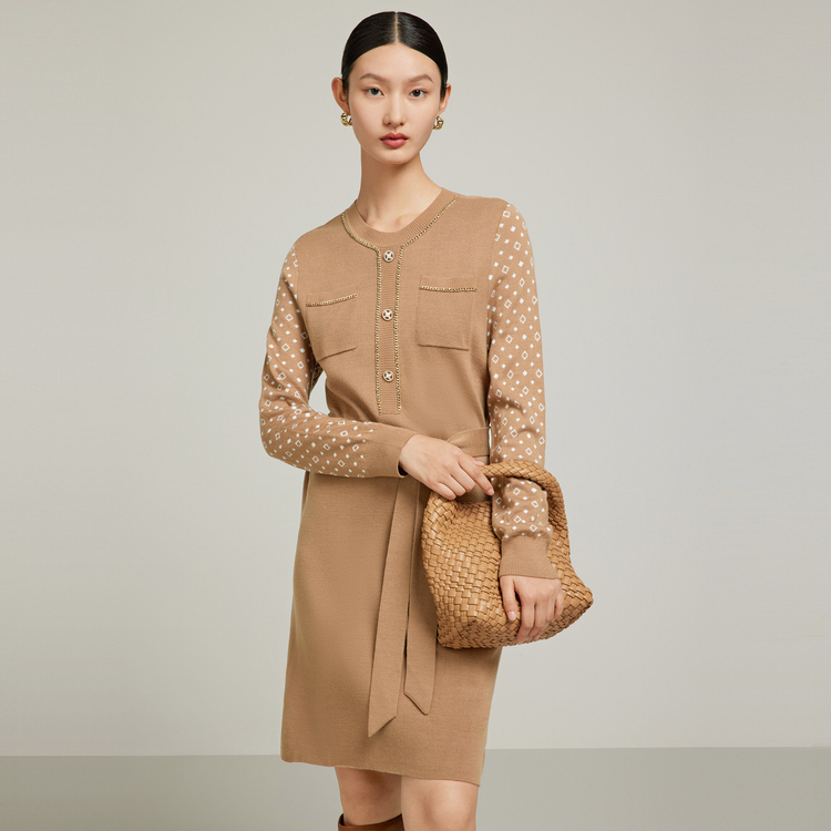 8608275.JZ玖姿金属链几何针织裙女装2022冬季新款优雅收腰拼接式连