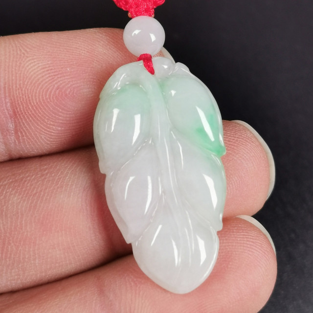 8662830.(店长推荐)天然翡翠A货细底飘绿花金枝玉叶吊坠