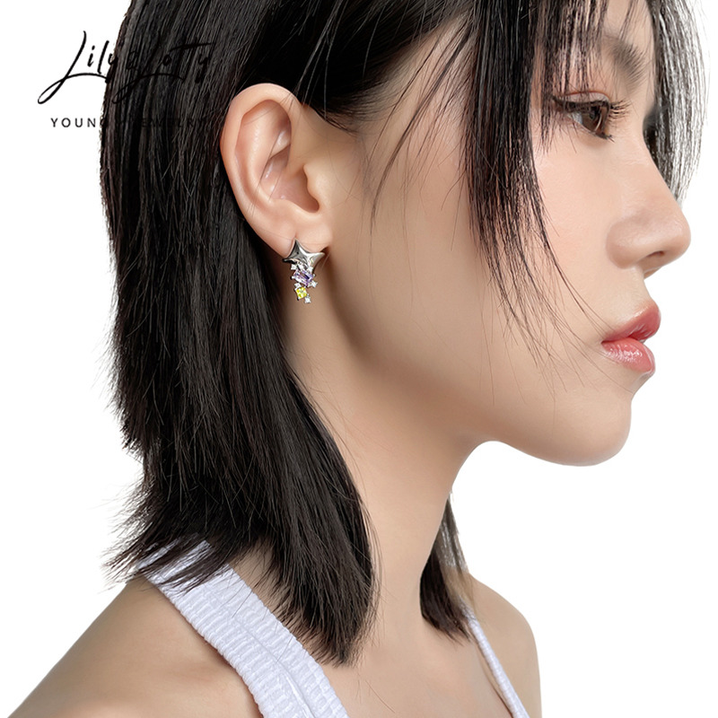 8767101.几何炫彩耳环女小众轻奢金属感甜酷耳钉耳饰