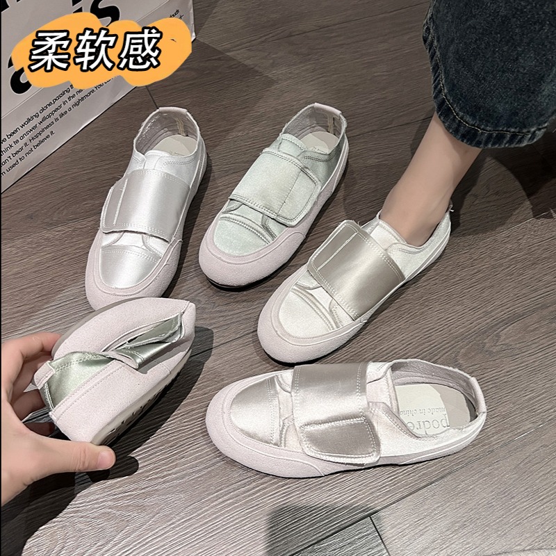 13359554.曼丽玲绸缎面乳胶垫魔术贴设计女士休闲鞋